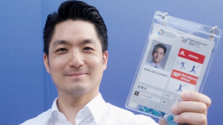 Mayor Jiang traveled to Taipei’s Songshan Cultural and Creative Park to receive his athlete credenti