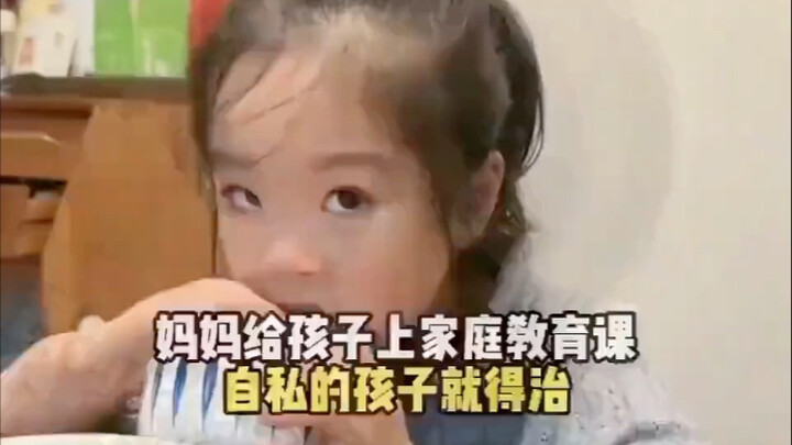 Từ nhỏ không được nuông chiều tính ích kỷ của con, khen mẹ đã dạy dỗ đúng cách!