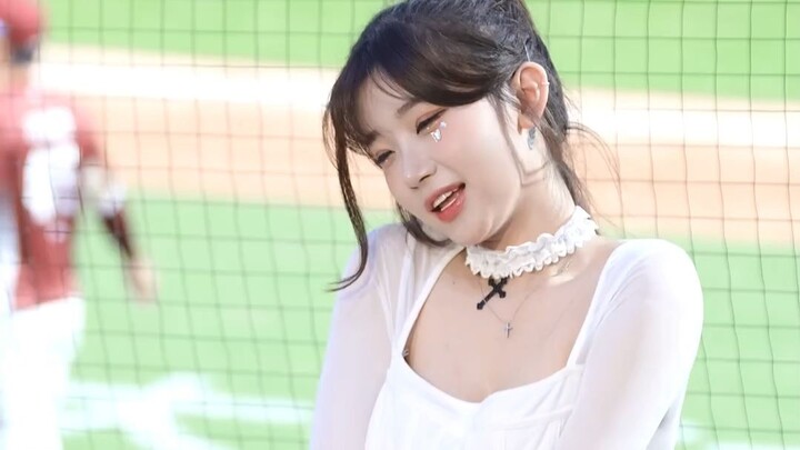 Li Zhuren, the “Stool Dance” girl, and Li Hongyi both love you!