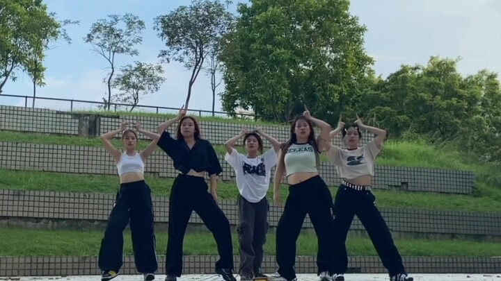 Setiap frame dalam versi latihan Unforgiven ini sangat nyaman (termasuk intro) /LESSERAFIM