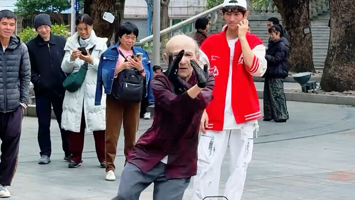 ตอนนั้นฉันกำลังซ้อมสอบใบขับขี่หมวด 3 อยู่ในสวนสาธารณะ ก็มีคุณลุงท่านหนึ่งมาบอกว่าฉันเต้นไม่ได้เรื่อง