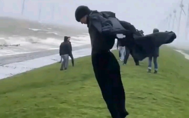 Lúc này, gió cũng đã có hình dáng