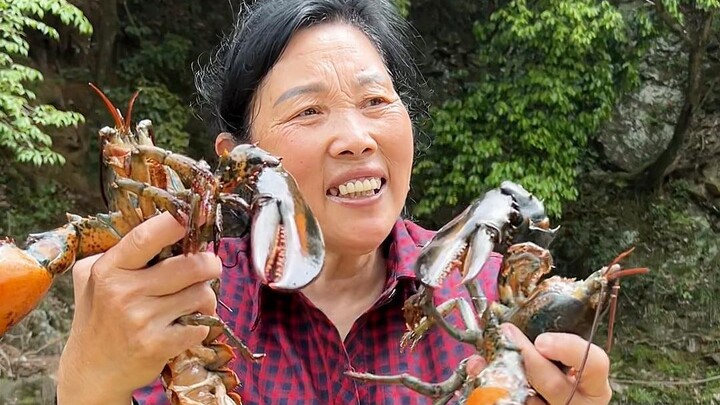 أعدّ وعاءً شهيّاً من أرز بامبو مع جراد البحر الكبير، وأرسله إلى المزارعين مصحوباً ببركات الجدّة.