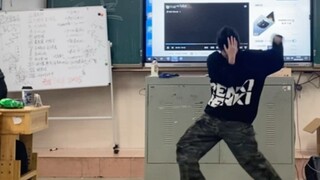 Mềm mượt! Hãy đến xem các nữ sinh trung học nhảy bài “Skate” của Martian Brother trong bữa tiệc đầu 