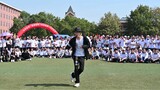 Siswa SMA Lompat Billie Jean High School Athletic Day Halftime Show