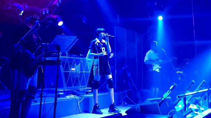 Tôi đang cosplay Kageyama Tobio ở nhà và đột nhiên được thông báo về một buổi biểu diễn... và anh ấy