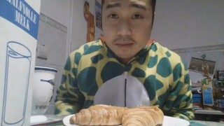 ASMR 吃东西的声音 - 新月形面包和牛奶