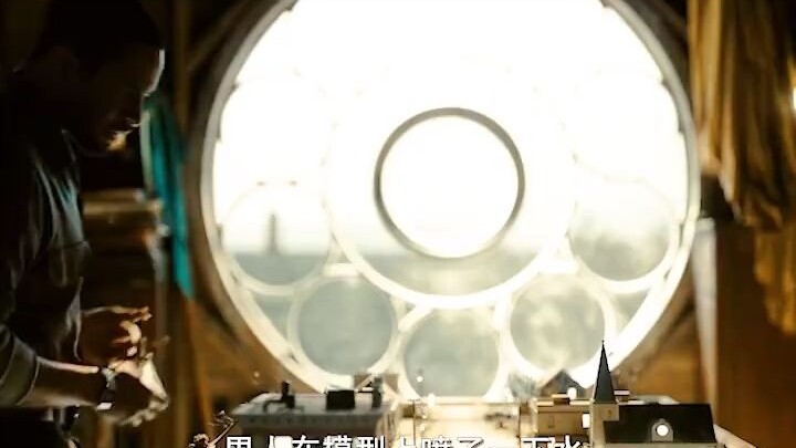 A man unexpectedly acquires a miniature town model and从此 transforms into God.