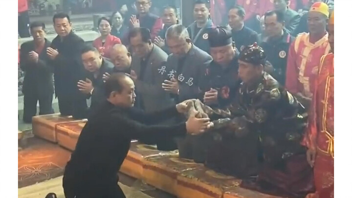 Chaoshan Holy Cup Tossing