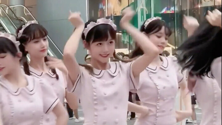 การเต้นของสาวน้อยน่ารัก
