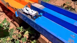 New protagonist's 4WD car versus old protagonist's car