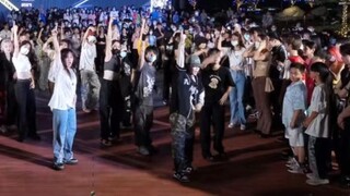 【ZICO】พวกเขาเท่มาก!! มาดูพวกเขาขี่มอเตอร์ไซค์กัน! ท่าเต้นใหม่ Random Dance | Sing and Dance Guangzho