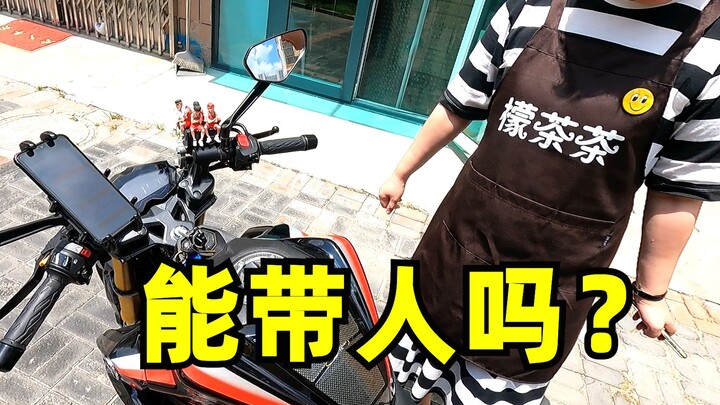 الشابة: هل يمكنني الجلوس في المقعد الخلفي معك؟ عامل التوصيل: لا تفعل ذلك أبدًا!!!