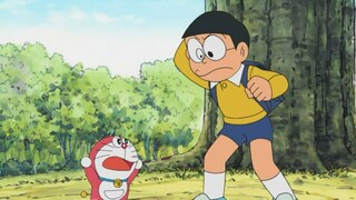 Mini Doraemon membantu Nobita agar tidak terlambat ke sekolah