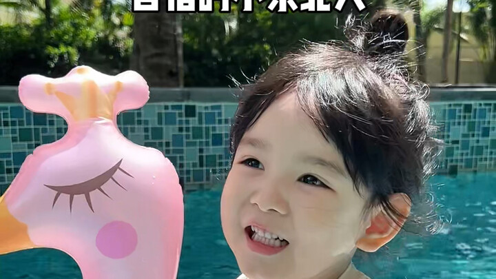 เจ้าตัวเล็กเองว่ายน้ำไม่เป็น ยังจะมาสอนคนอื่นอีก～