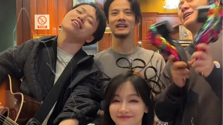 أربعة من أجمل الرجال في سيتشوان وتشونغتشينغ سينضمون إلى جنرال شرس. إن كنت ترغب بالانضمام، تفضل.