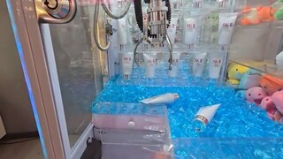 I played some WEIRD Claw Machines in Japan!