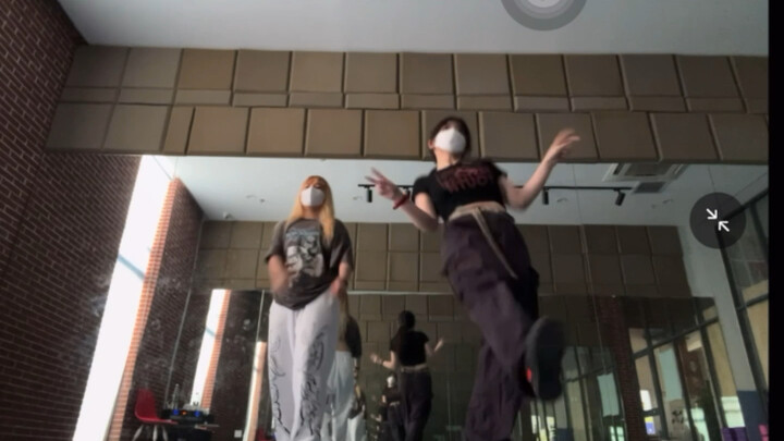 أغنية اللاما رائعة حقًا، فما كان أمام راقصي مودو إلا أن يلتقوا بالجميع وهم يرتدون الكمامات [هتاف] [ه