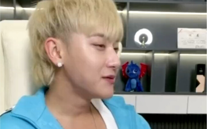 Huang Zitao almost cried from frustration while trying to sell some ramen—how come even promoting a 