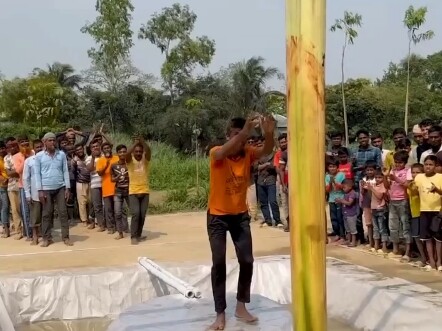 An unbelievable banana tree-climbing challenge—there’s even lubricant all over the tree!