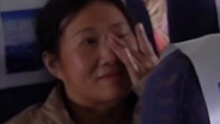 A Thousand Miles Home: Bên ngoài ống kính máy quay, mọi giọt nước mắt đều rơi vì tự hào.