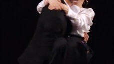 Recreating the princess hug, Tan Songyun is carried in Xu Kai's princess hug, creating a sweet atmos