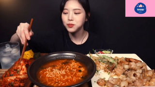 Mukbang mì cay với kim chi và thịt nướng #anngon