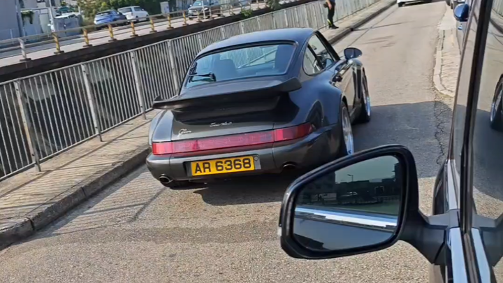 Tôi luôn nghĩ rằng nếu 911 có một “ông vua”, thì đó chính là 964 Turbo. Chỉ ở thế hệ Turbo này mới x