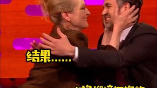 بعبارة واحدة ذكية من مارك، حصل على قبلة عذبة من الآنسة ماي، وكدّ أن يتحول من شدة التأثر، مما جعل إي 