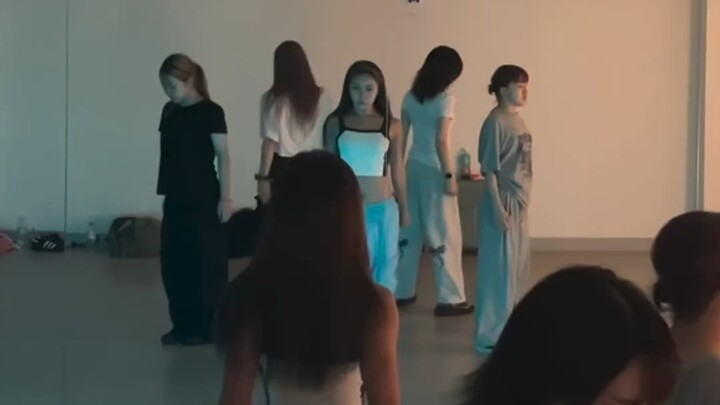 Who understands the secret joy of watching a group dance and the excitement of dancing in unison? ! 