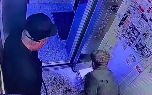 رجل ينقل صندوقين من الحليب في المصعد، فيعترضه جدّان في منتصف الطريق للاستيلاء عليهما.