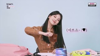 [SUB ESPAÑOL] CHO YI HYUN | WHAT'S IN YIHYUN'S BAG?