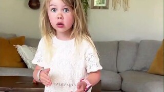 小孩姐跟妈妈讲同龄人的八卦：小小年纪，怎么敢谈恋爱的？