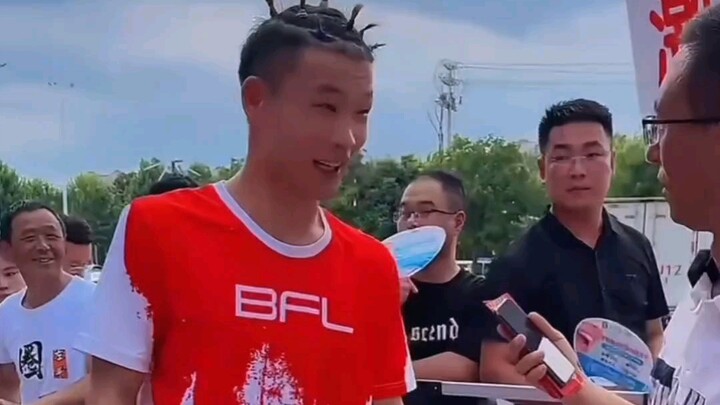 Vua làng giải trí đối đầu Vua quyền anh?