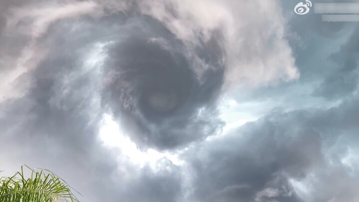 Seorang fotografer menangkap rekaman langka dari sebuah tornado yang terbentuk...Cr: Nicholas Kraszn