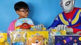 Ultraman asli mengirimi Ozawa satu set mainan boneka, termasuk buku sains populer dan mainan tanah l