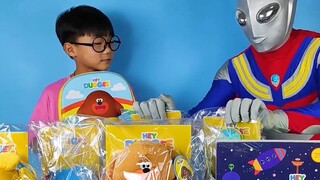 The real Ultraman sent Ozawa a doll toy set, including popular science books and clay toys