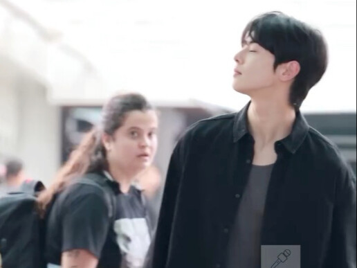 Pengunjung wanita beruntung yang bertemu Cha Eun-woo di jalan