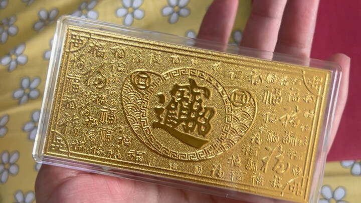 Straight guys are terrifying when it comes to gift-giving!