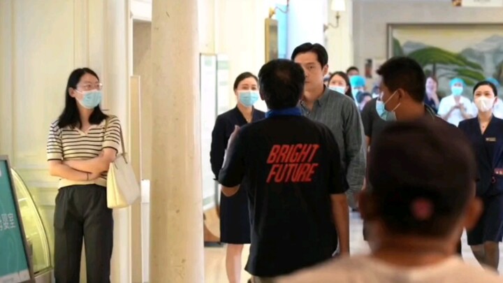 جاء هو غه للتصوير، واليوم طاقم المستشفى مجنون من الفرحة، هههه!