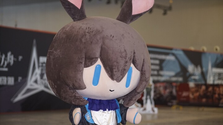 Video berkualitas tinggi Umineko menghentakkan kakinya karena frustrasi setelah dibendung oleh semua