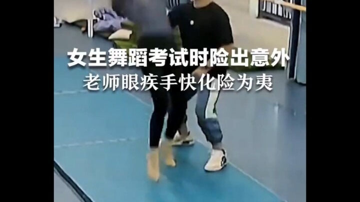 During the girls' dance exam, fearing an accident, the teacher reacted swiftly and defused the situa
