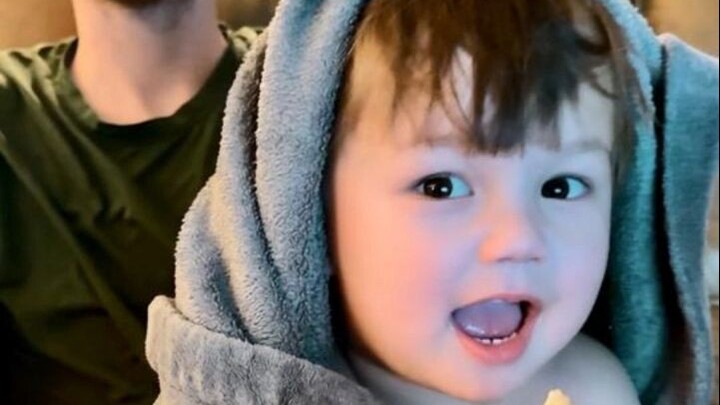 ให้ทารกลูกครึ่งวัยสองขวบได้สัมผัสความตื่นตาตื่นใจของซุปไก่จีนสักหน่อย! กลับประเทศแบบไร้รอยต่อไปกินอา