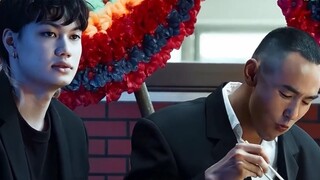 นี่คือนักเลงตัวจริง ไม่มีหมึก มีชายหนุ่มมากมายมองดูทิวทัศน์ด้านล่าง บางคนไม่กลัวความตาย