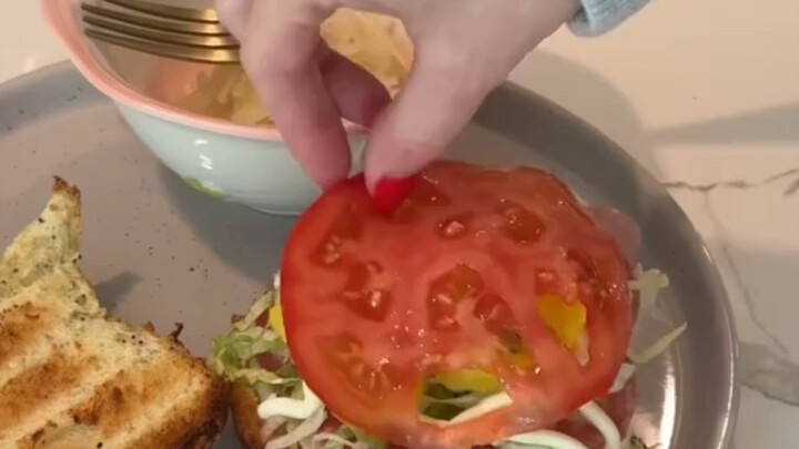 Cô gái da trắng không tập gym giảm cân ăn gì trong một ngày?