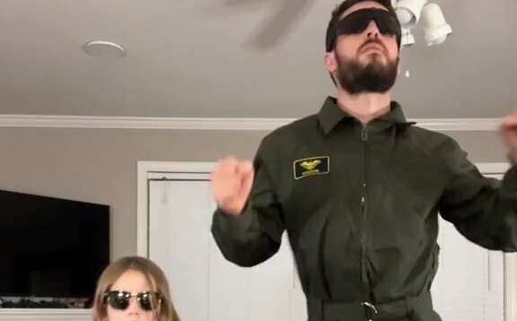 [Berbagi] Ayah dan anak menari bersama dalam seragam militer - Made You Look - Meghan Trainor