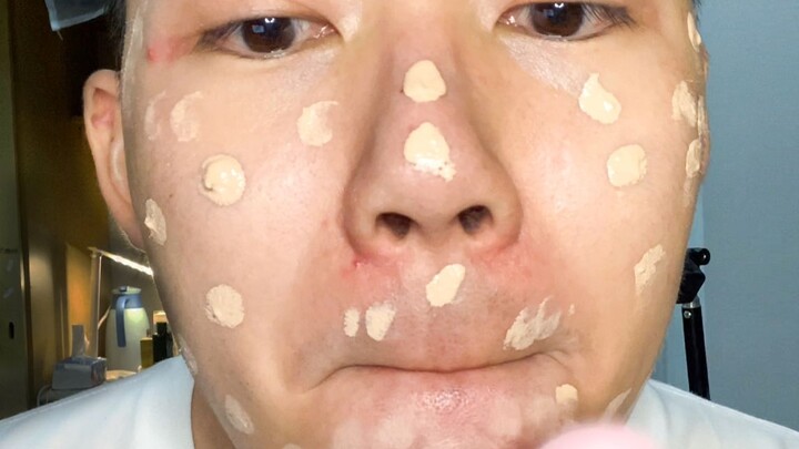 Mahasiswa pria mencoba makeup untuk pertama kalinya, cuma pengin terlihat lebih cantik/keren.