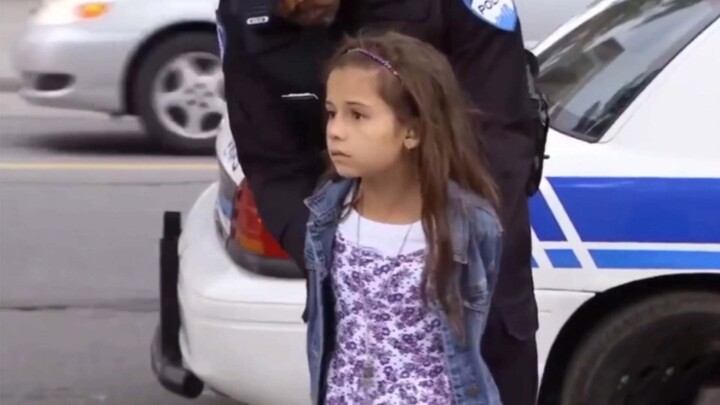 Phản ứng của người dân khi cô bé dễ thương bị cảnh sát bắt đi
