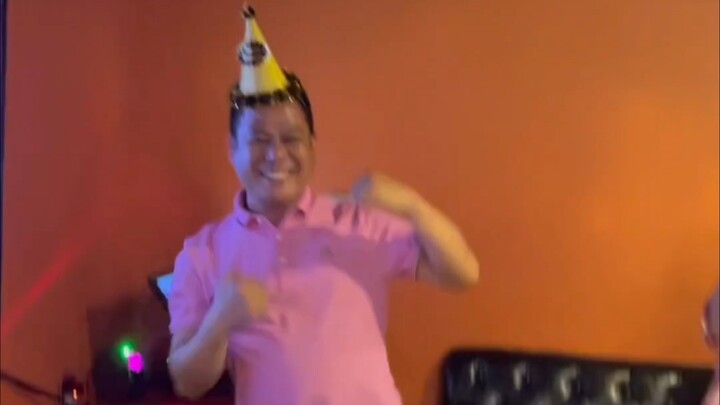 Yang Dad’s finally happy for once—after all those tough days of getting beaten, he’s had enough!