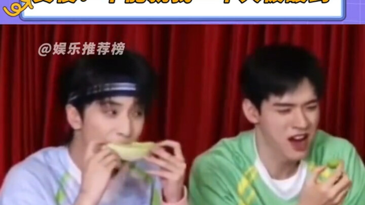 Gong Jun eats sour apricots, all about sharing the joy and bearing the sourness together! It can’t b